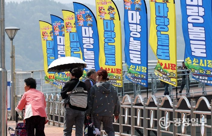 지난 11일 마량놀토시장이 관광객들로 북적이고 있다.