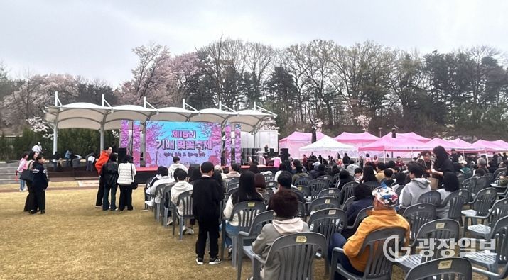 기배역사공원에서 열린 ‘제15회 기배벚꽃축제’ 개막식에서 시민들이 무대 공연을 관람하며 봄 축제를 즐기고 있다.