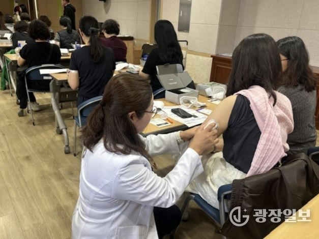 연속혈당측정기 부착 사진