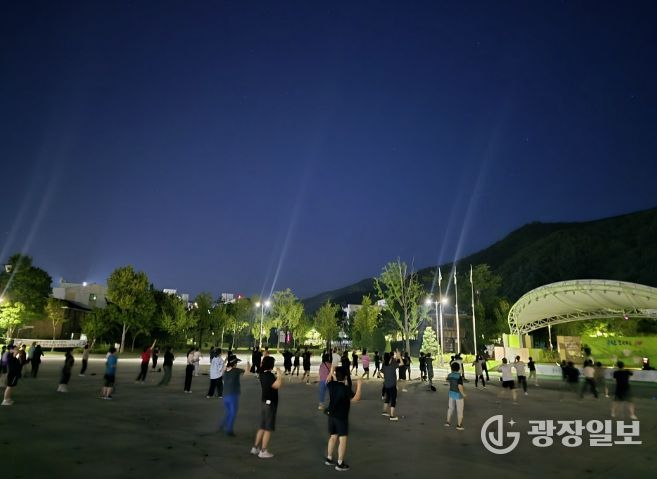 홍천군, 주민과 함께하는 야외 건강 체조 프로그램 '7시에 만나요, 오늘도 체조하 숲!' 운영