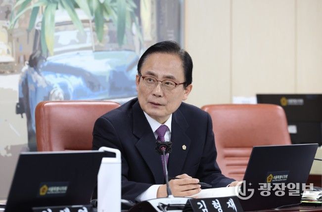 김형재 의원이 3월 5일 열린 제334회 서울시의회 임시회 문화체육관광위원회 업무보고에서 서울시 홍보기획관에게 질의를 하고 있다.