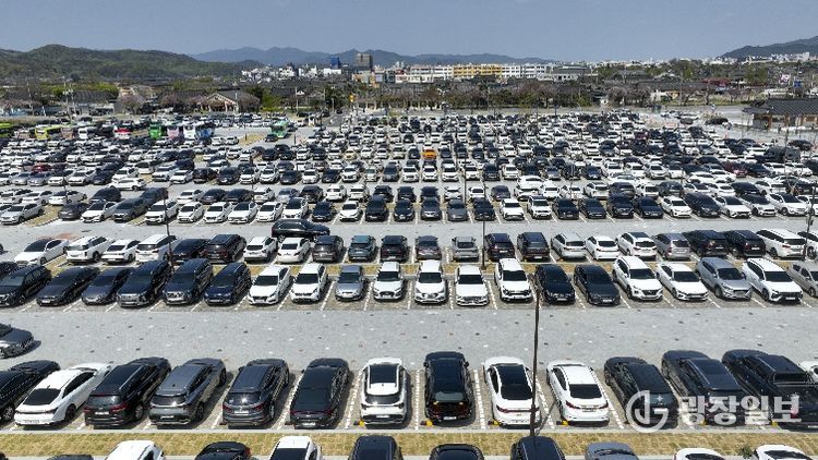 지난 12일 경주 황리단길 공영주차장이 관광객 차량으로 대부분 만차를 이루고 있다.