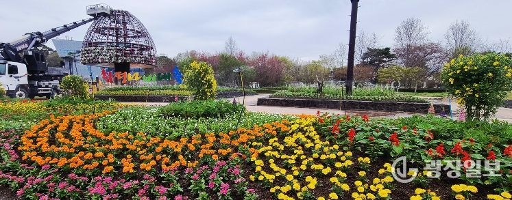 함평엑스포공원 대형 꽃탑 설치 모습