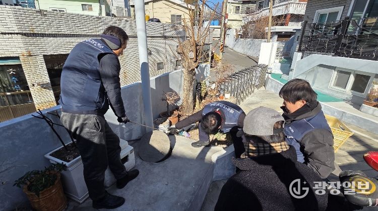 보건소 직원들이 유충 방제 작업을 하고 있다.