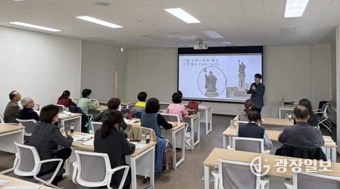 문화관광해설사들이 햇살문화도시관에서 직무 보수 교육을 받고 있다.