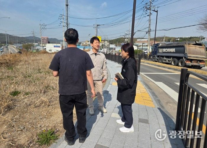 최병주 효행구청장이 삼천병마로 일원 집중관리구역에서 도로변 잡초 및 쓰레기 등 환경 저해 요소를 살피며 현장 점검을 실시하고 있다