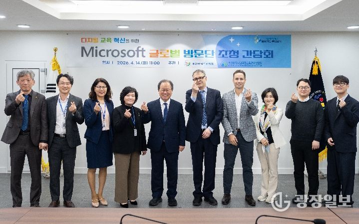 좌측 네번째부터 유영옥 교육연구정보원장, 김석준 교육감, 제임스 허친슨 총괄