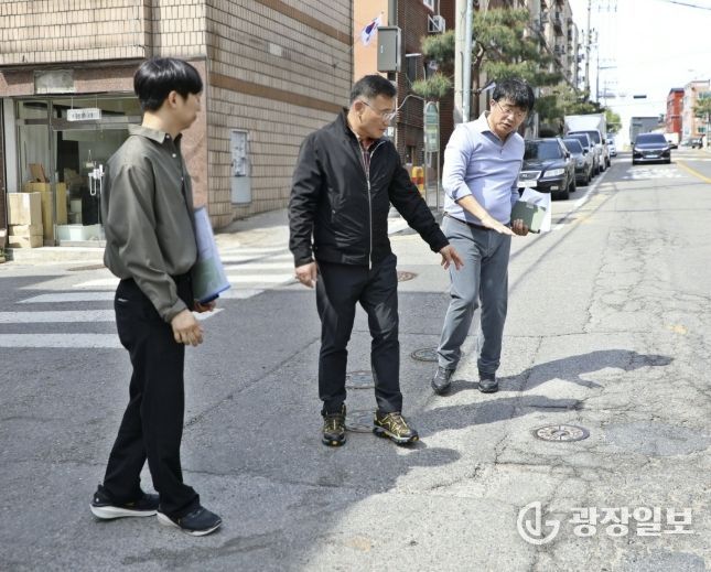 황규돈 수원팔달구청장, '시민의 민원함' 현장 점검...노후 도로 재포장 추진