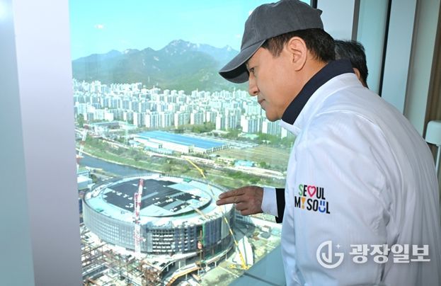 오세훈 서울시장이 15일(수) 도봉구 씨드큐브 창동 스카이라운지에서 서울아레나를 비롯한 주변 시설 현장을 둘러보고 있다.