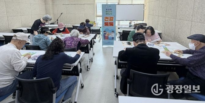 수원시 영통구 광교2동 '건강톡톡!', 당뇨병 교육·컬러매칭 게임으로 고독사 예방 앞장